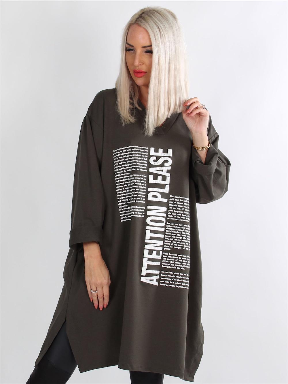 Elly - Armygrøn joggingkjole med hvid tekst foran